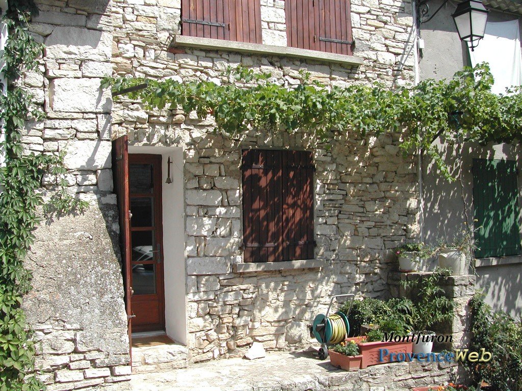 Maison proven&ccedil;ale.