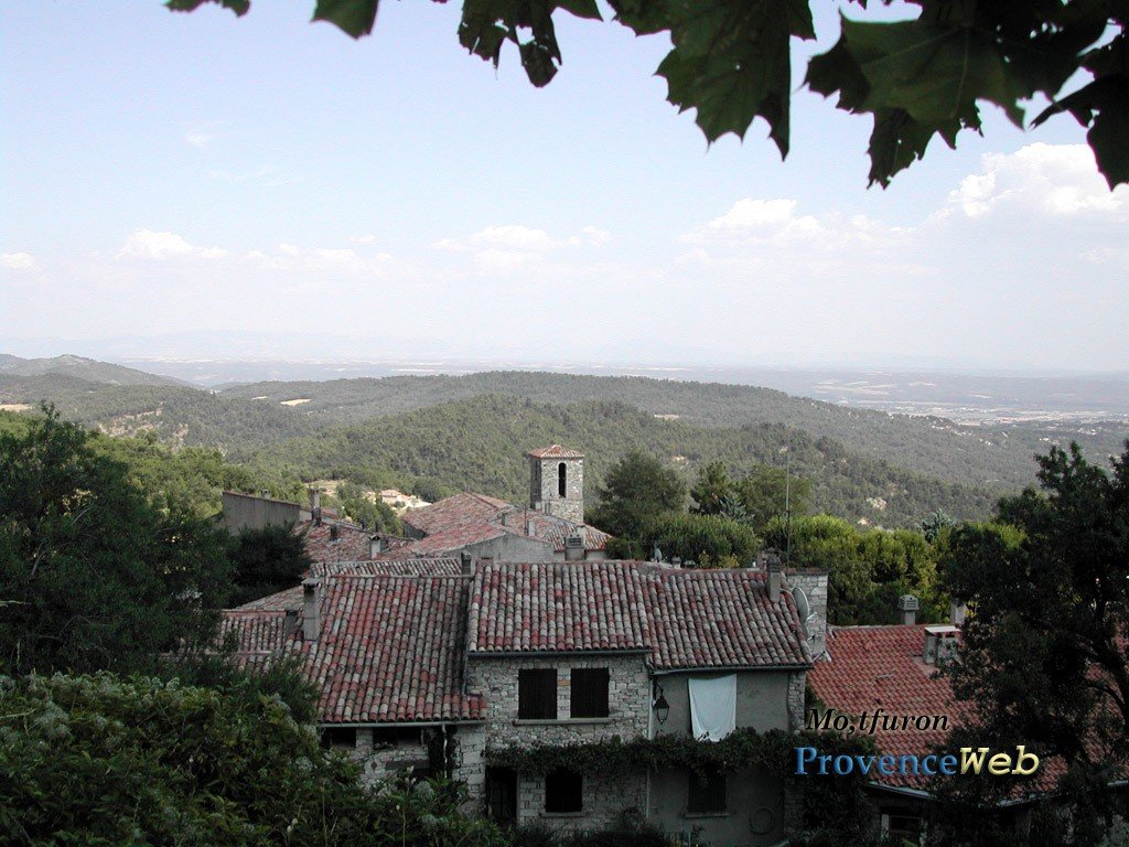 Le village de Montfuron dans les Alpes de Haute Provence.