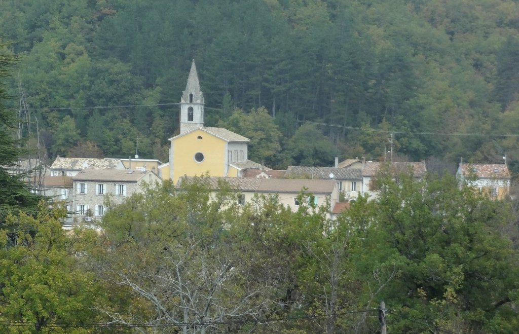 Le village de Noyers sur Jabron dans les Alpes de Haute Provence.