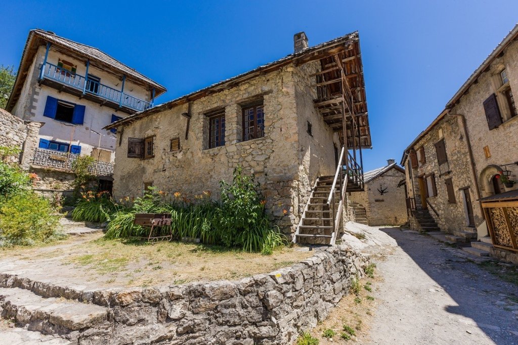 Le village de Peyresq dans les Alpes de Haute Provence.