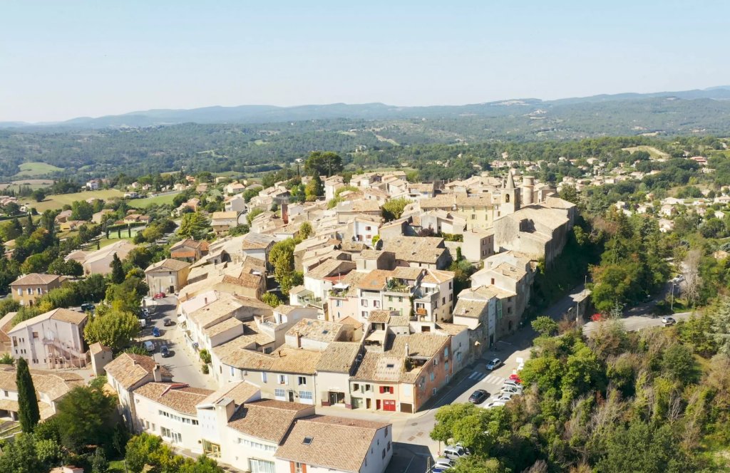 Le village de Pierrevert dans les Alpes de Haute Provence.