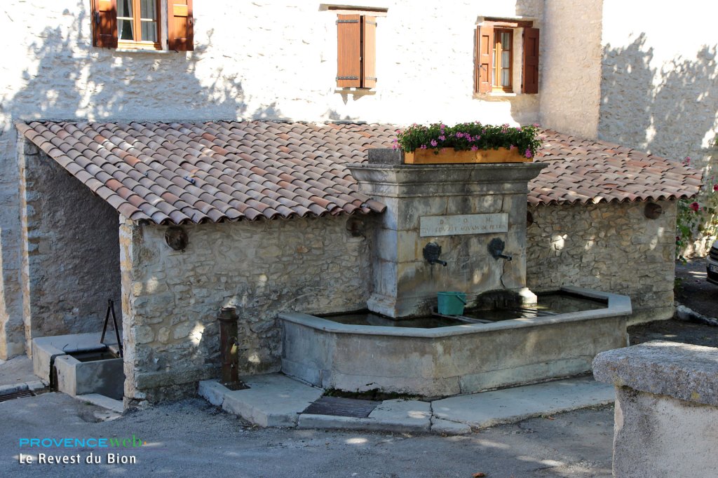 Fontaine et lavoir.