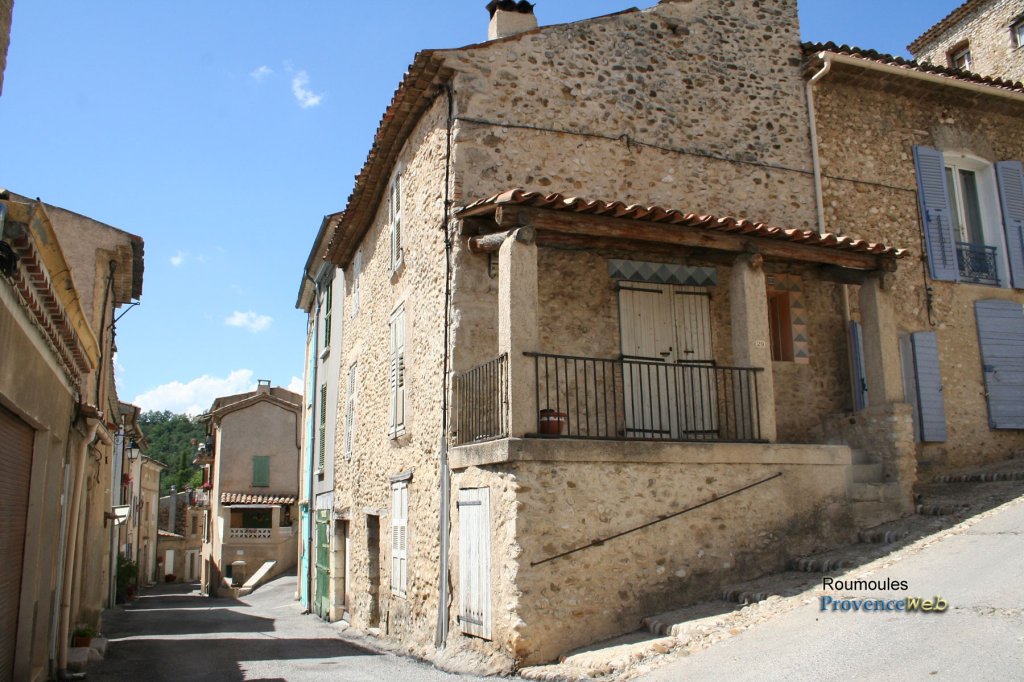 Rue du centre &agrave; Roumoules.