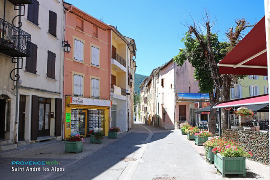 Village de Saint Andr&eacute; les Alpes.