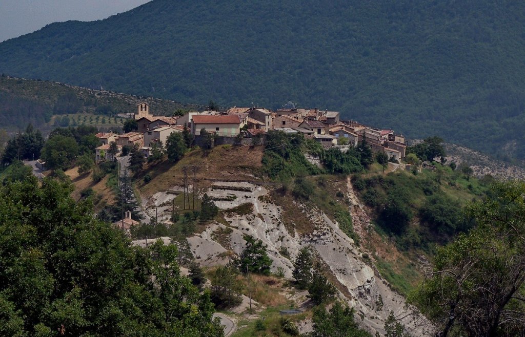 Le village de Saint Benoit dans les Alpes de Haute Provence.