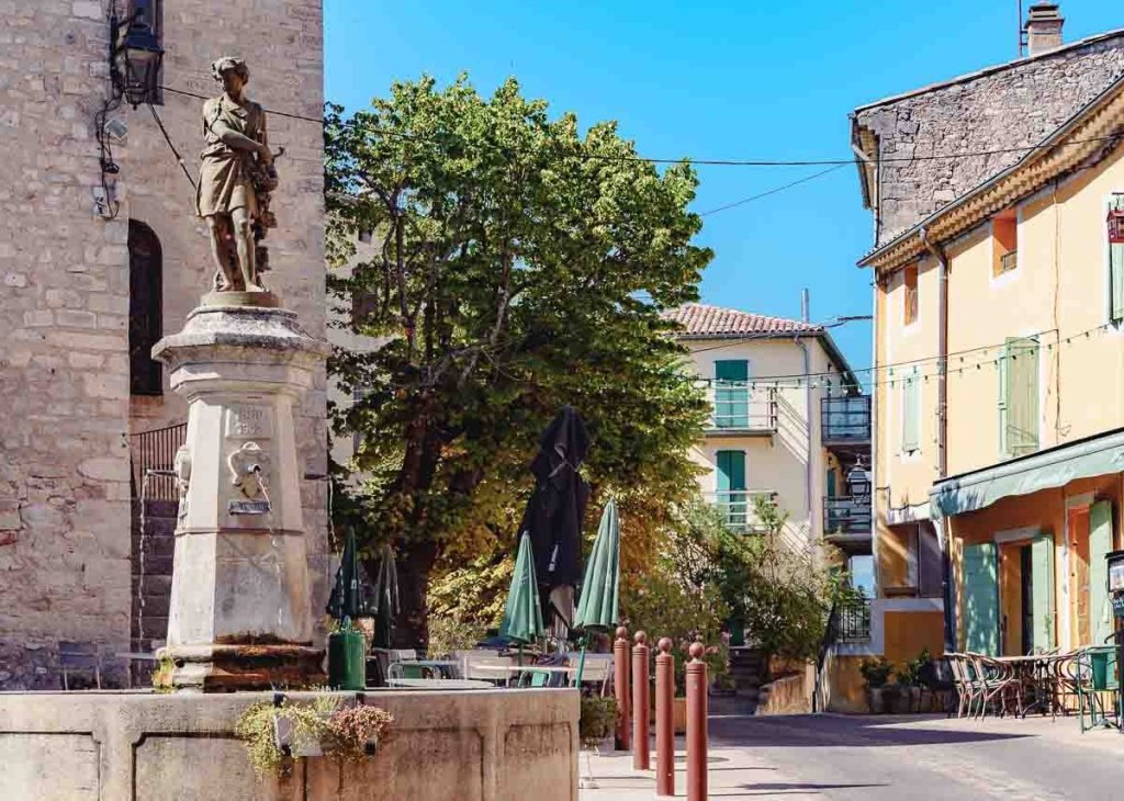 village de Saint Michel l'Observatoire.