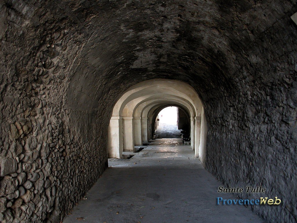 Passage vo&ucirc;t&eacute; &agrave; Sainte Tulle.