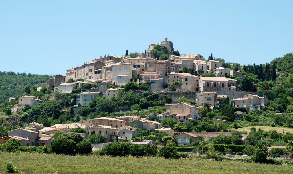 Le village de Simiane la Rotonde dans les Alpes de Haute Provence.