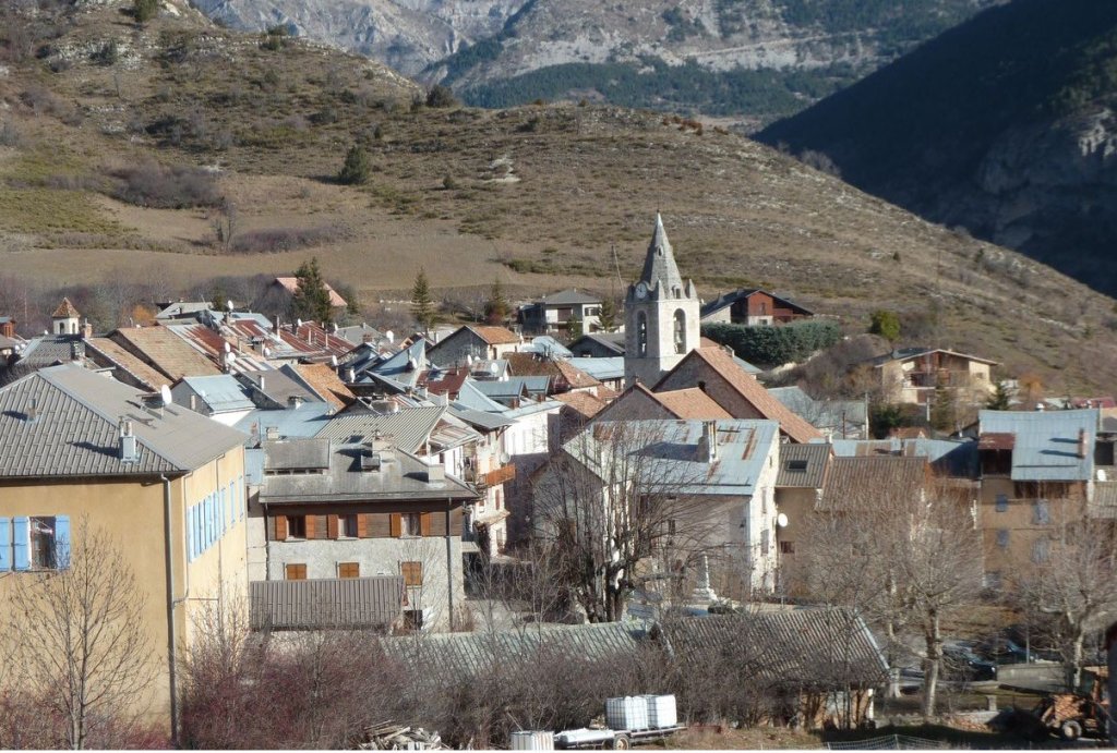 Le village de Thorame Haute dans les Alpes de Haute Provence.