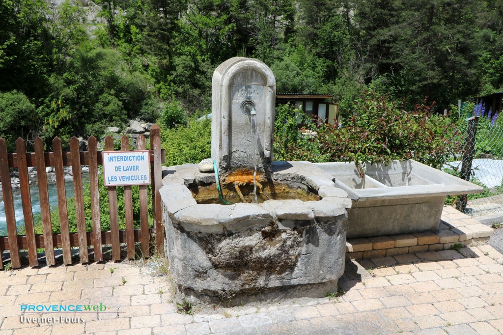 Fontaine &agrave; Uvernet Fours.
