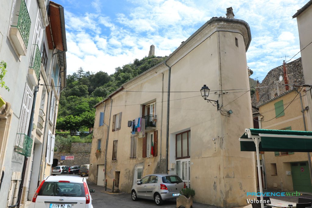 Le village de Volonne dans les Alpes de Haute Provence.