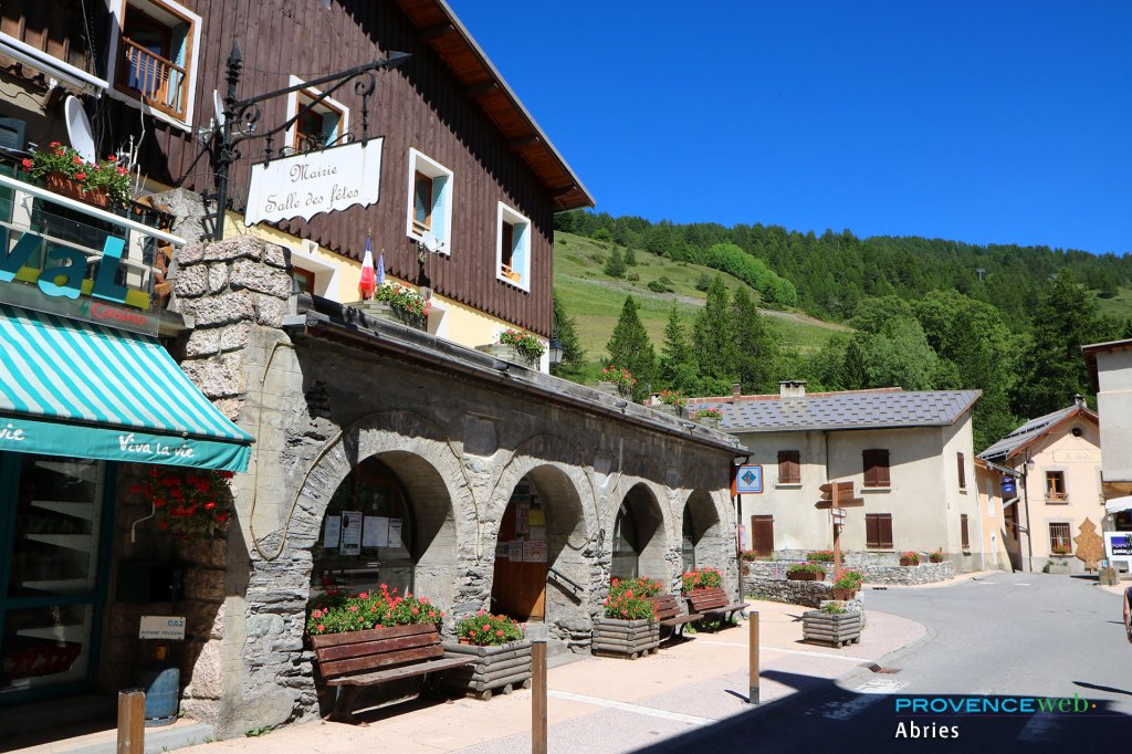 Mairie d'Abri&egrave;s.