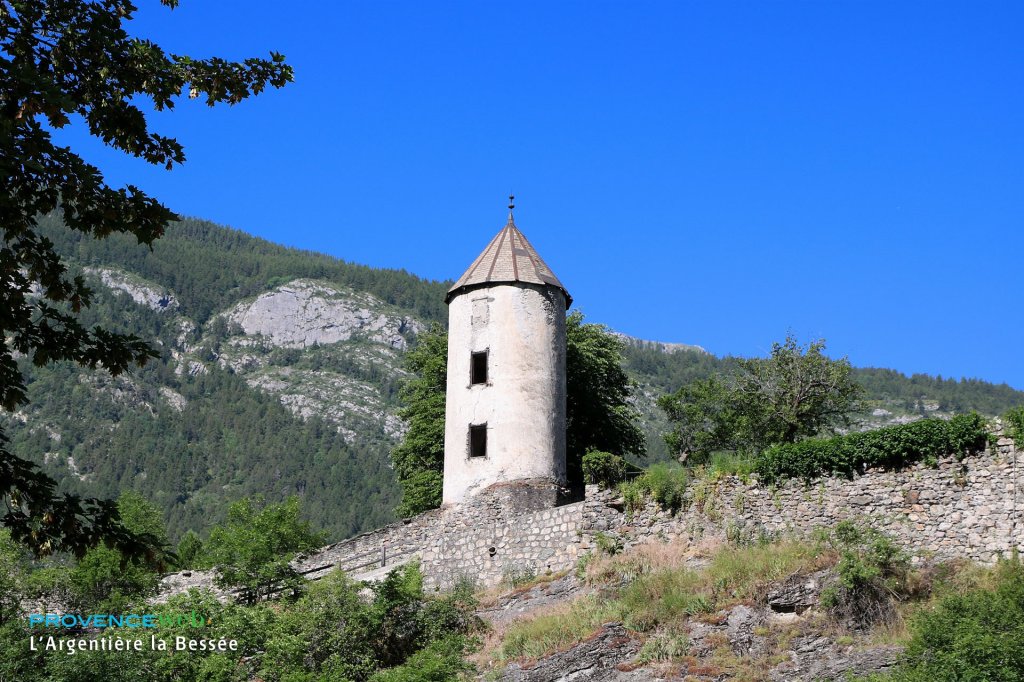 Tour m&eacute;di&eacute;vale.