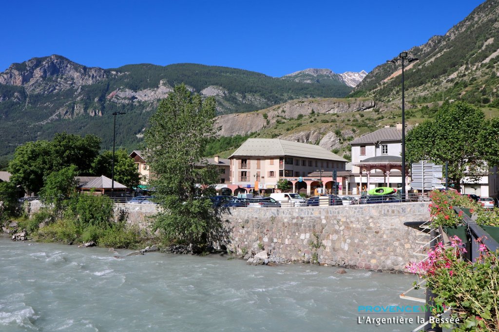 La rivi&egrave;re au bord du village.