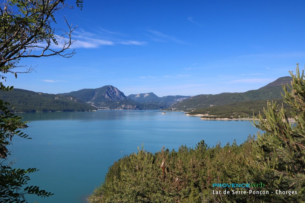 Le Lac de Serre Pon&ccedil;on vu de Chorges.