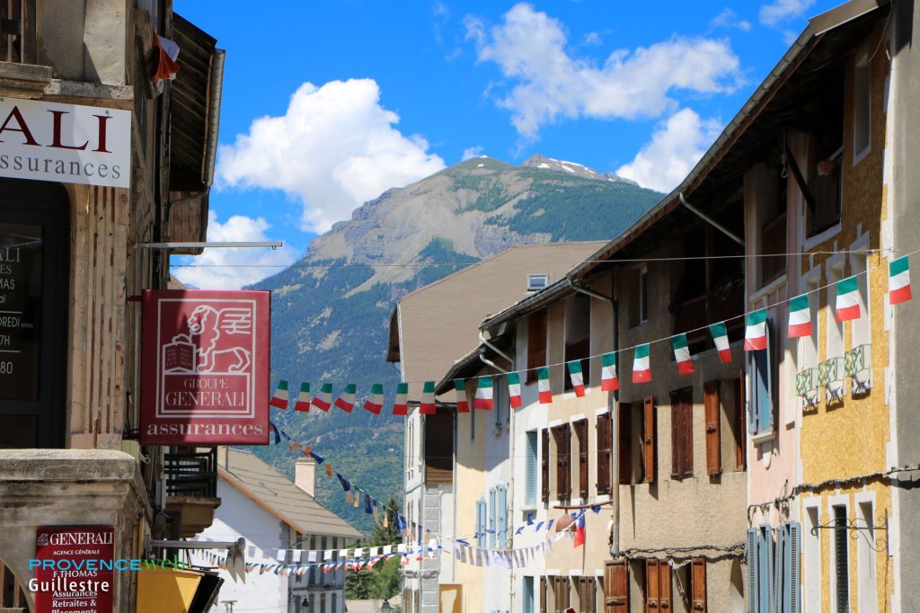 Montagne vue de Guillestre.