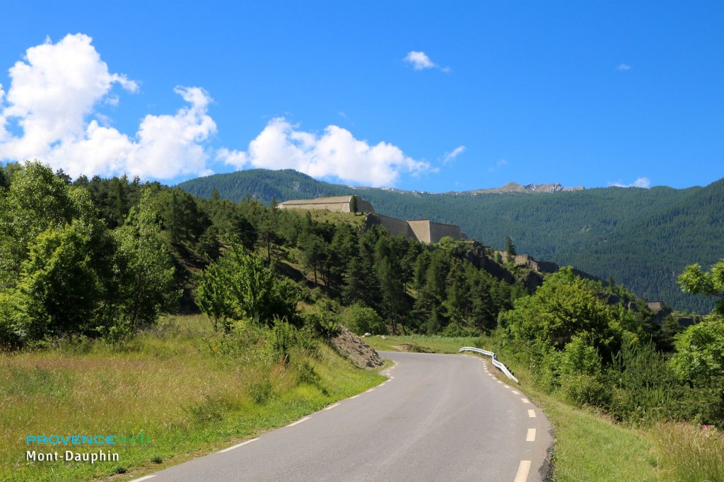 Route menant &agrave; Mont Dauphin.