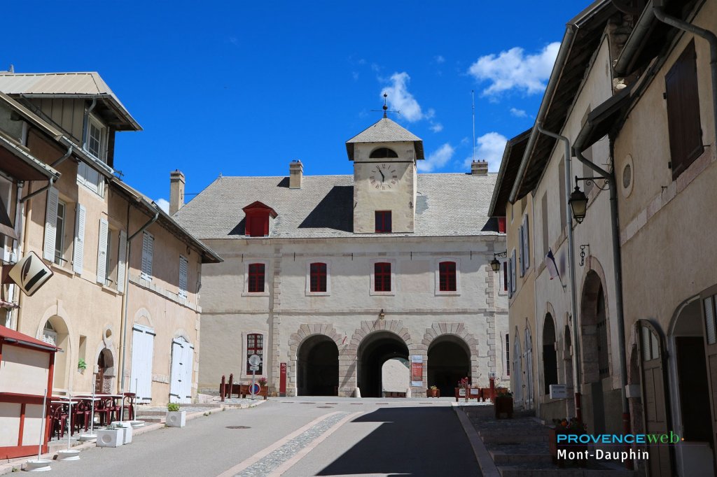 Le village de Mont Dauphin dans les Hautes Alpes.