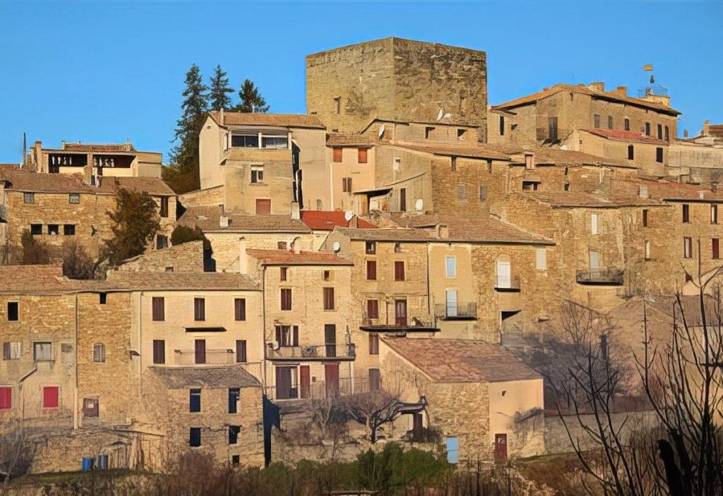 Le village de Rosans dans les Hautes Alpes.