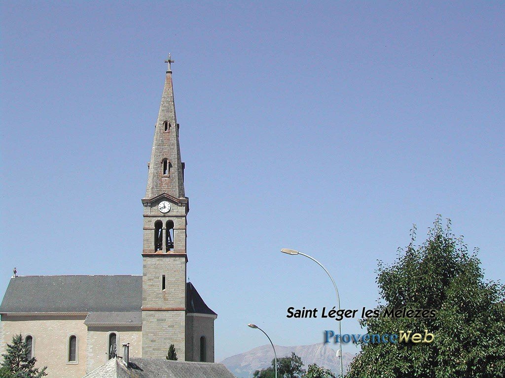 Le village de Saint L&eacute;ger les M&eacute;l&egrave;zes dans les Hautes Alpes.