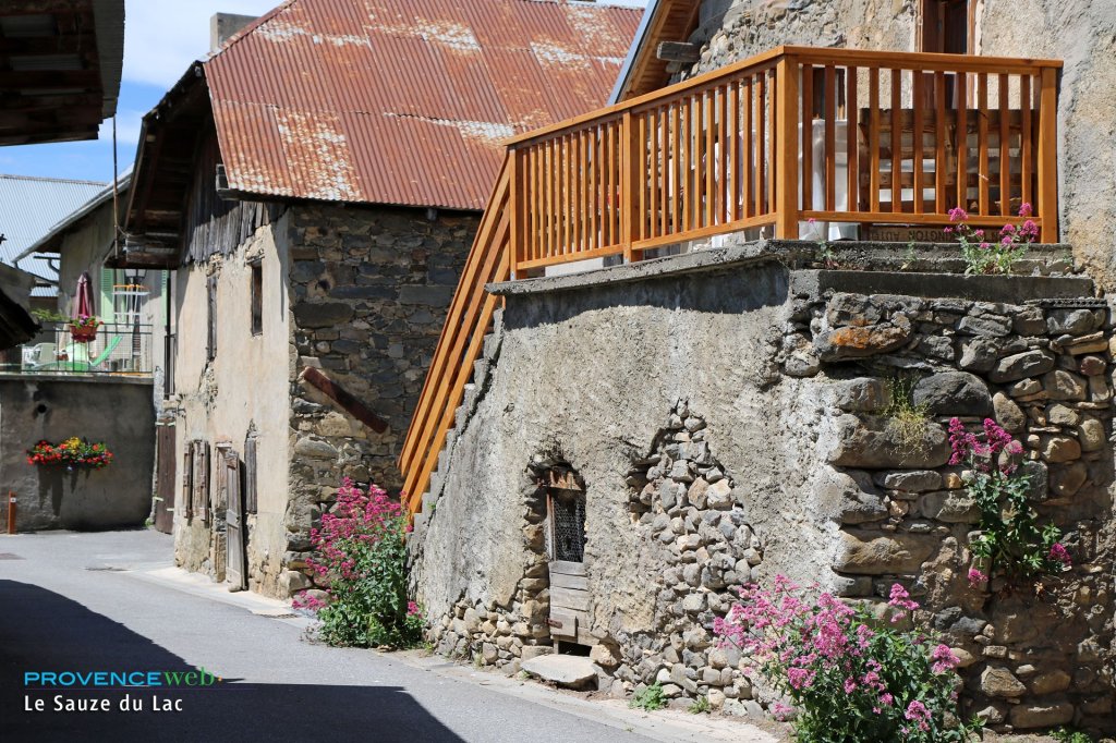 Le village du Sauze du Lac dans les Hautes Alpes.