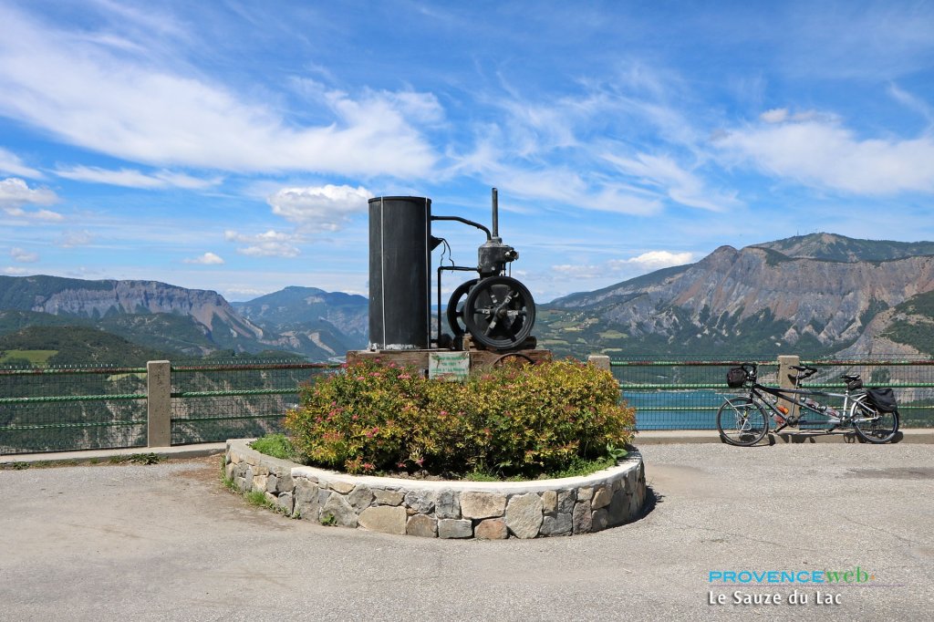 Panorama sur le lac.