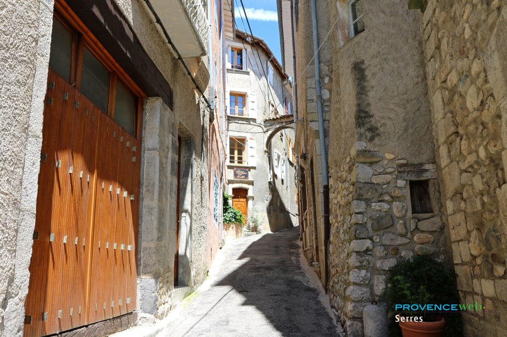 Ruelle &agrave; Serres.
