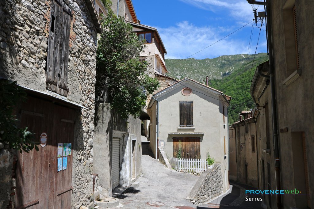 Ruelle qui monte dans le village.