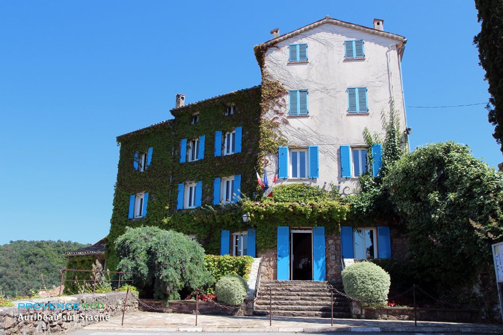 Grande maison ancienne &agrave; Auribeau sur Siagne.