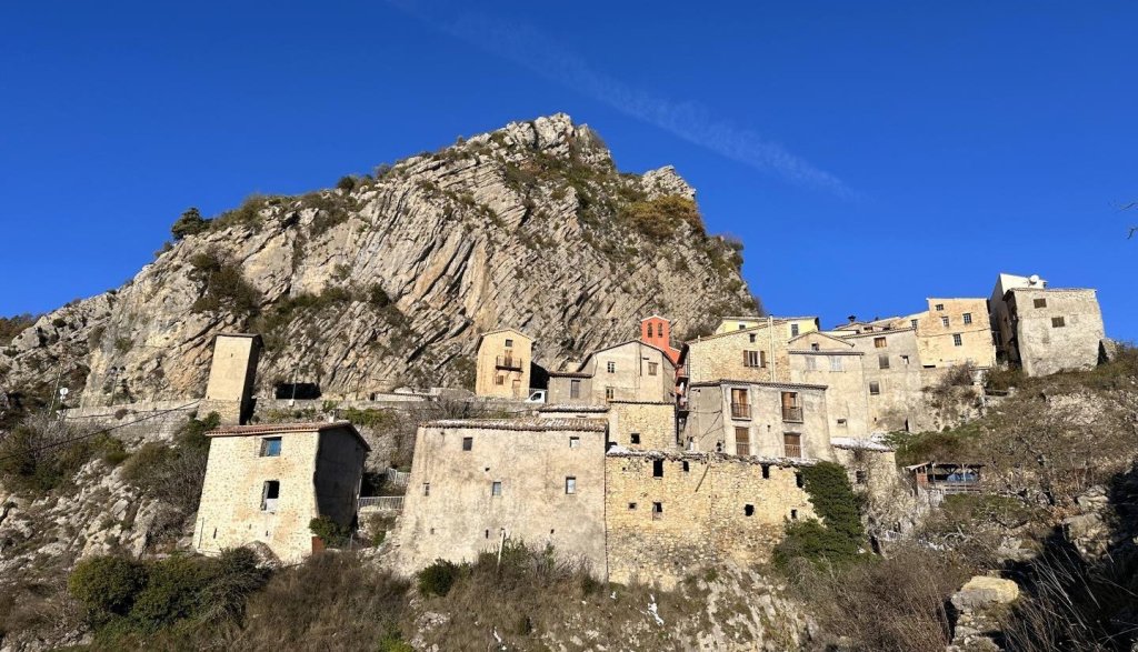 Le village d'Auvare dans les Alpes Maritimes.