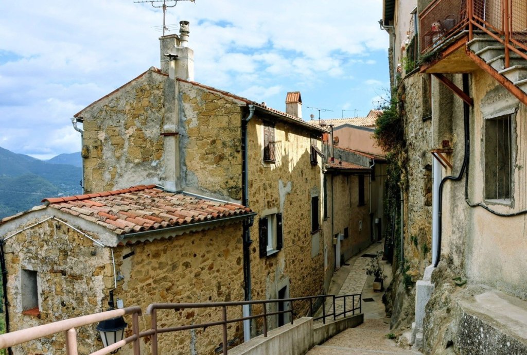 Ruelle &agrave; Berre les Alpes.