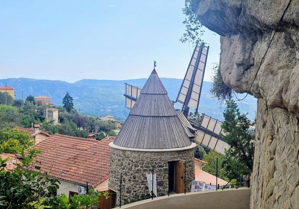 Le moulin &agrave; vent de Berre les Alpes.