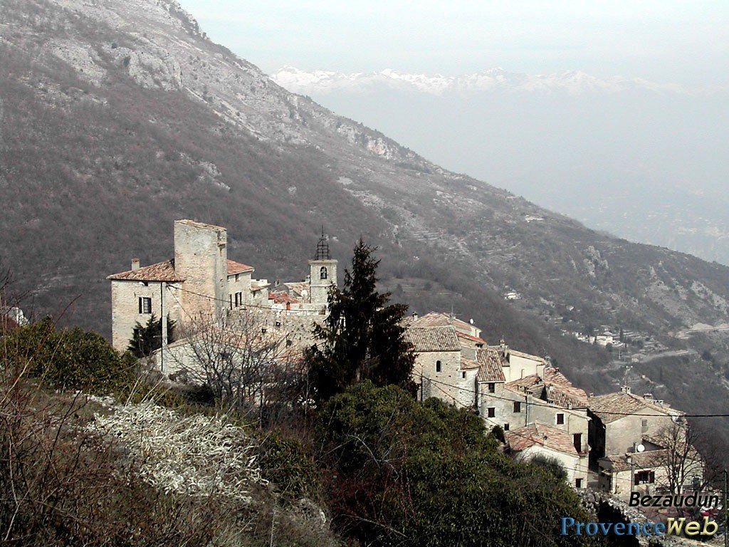 Le village de B&eacute;zaudun les Alpes.