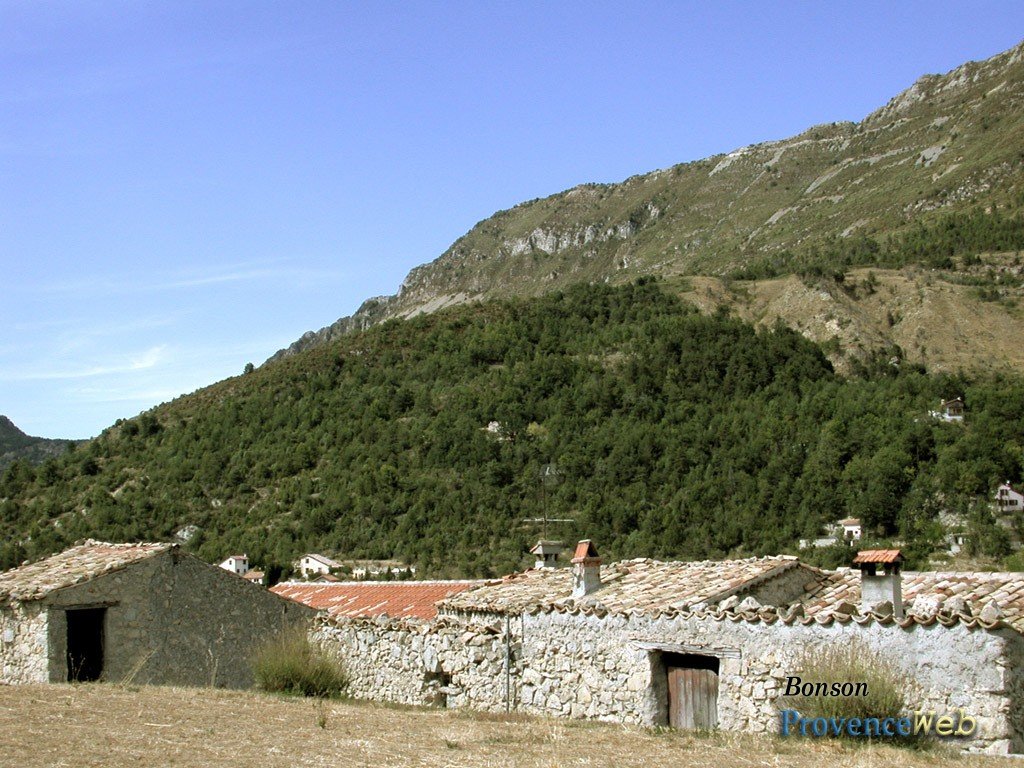 Le village de Bonson dans les Alpes Maritimes.