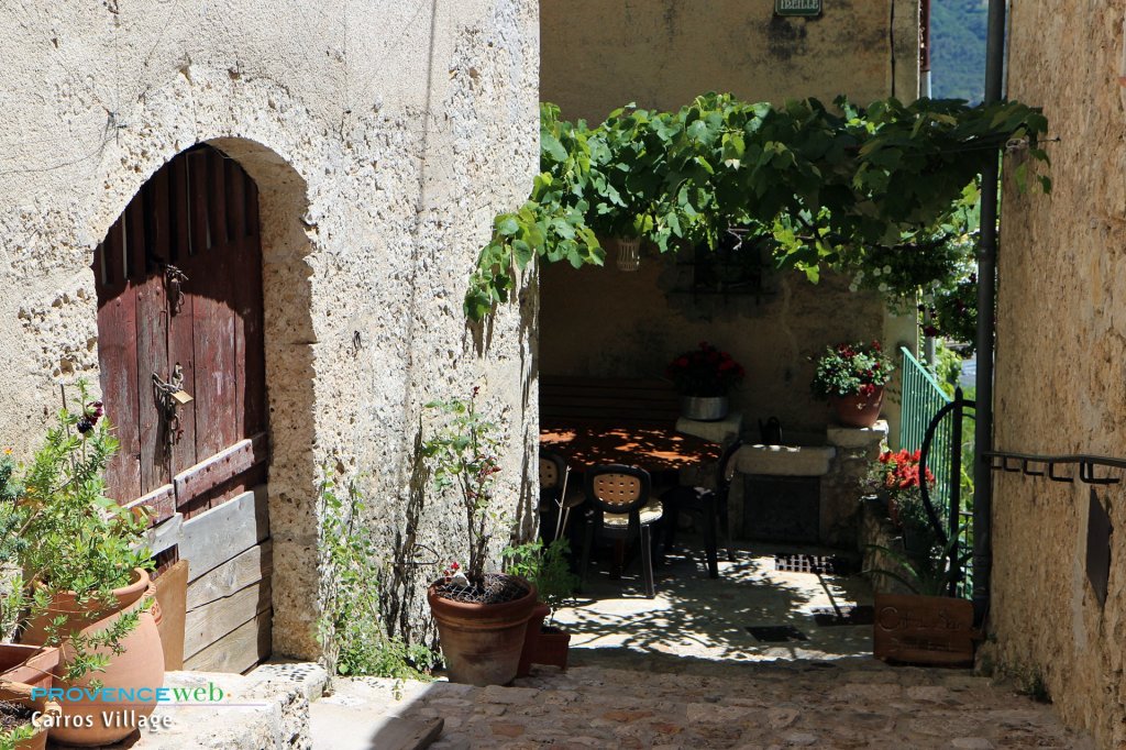 Petite terrasse ombrag&eacute;e.