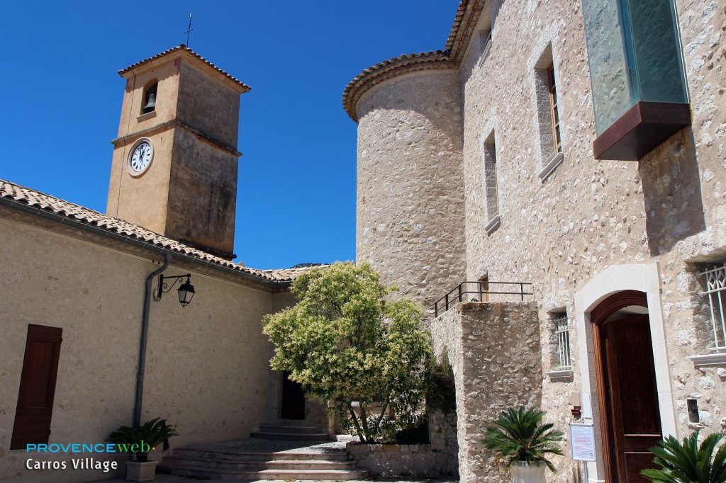 Petite place &agrave; Carros.