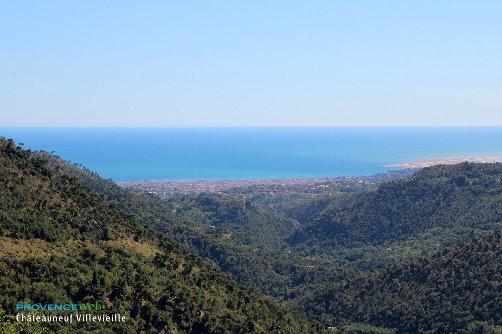 La mer vue de Ch&acirc;teauneuf-Villevieille.