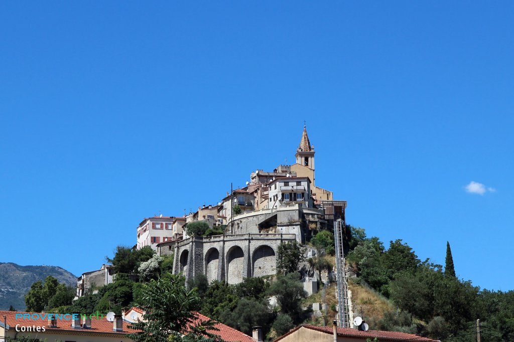 Village perch&eacute; de Contes.
