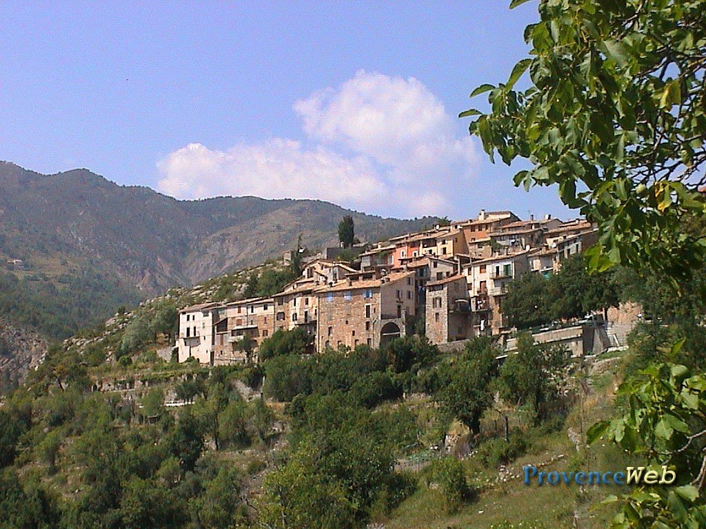 Le village de La Croix sur Roudoule dans les Alpes Maritimes.