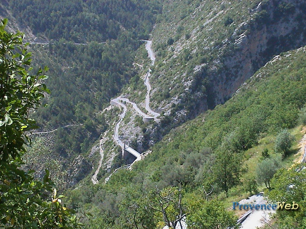 La route qui monte &agrave; La Croix sur Roudoule.