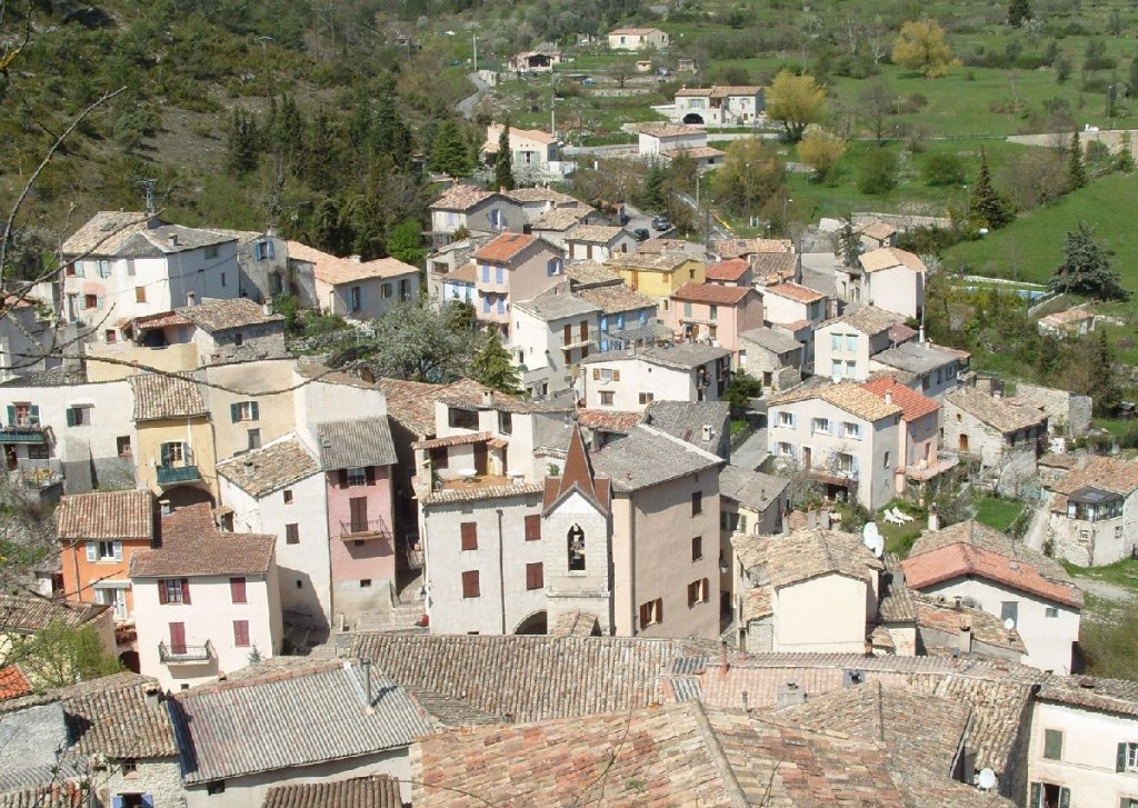 Le village de Cu&eacute;bris dans les Alpes Maritimes.