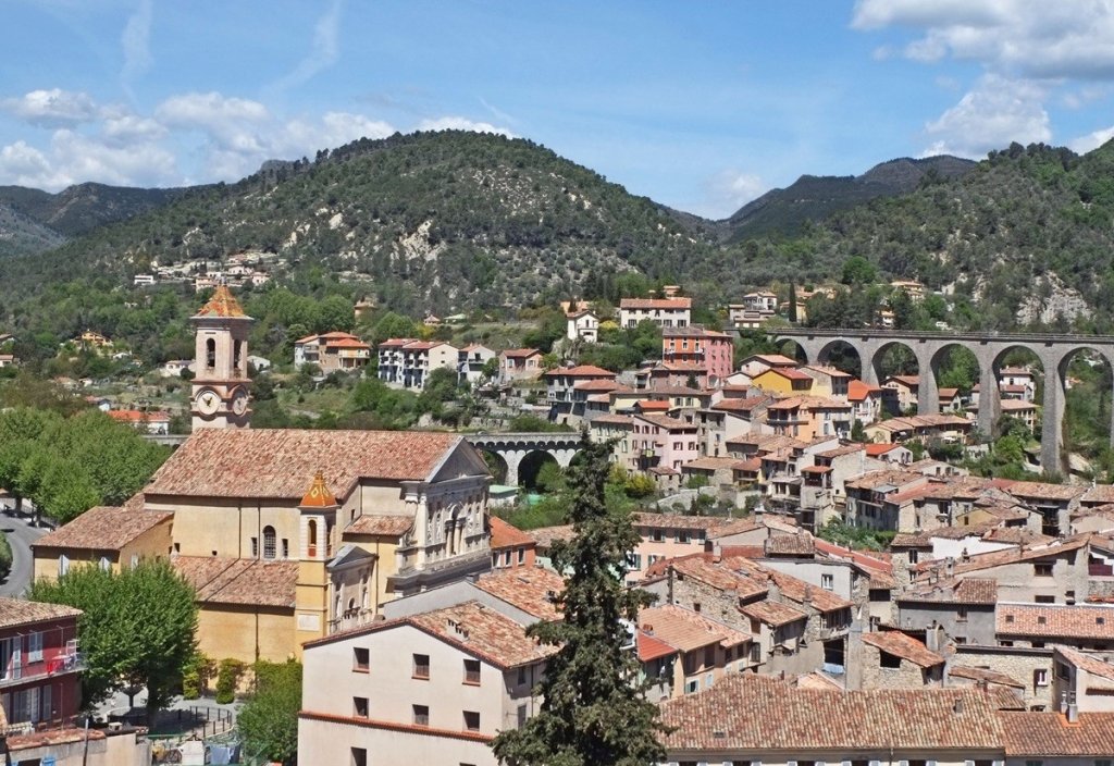 Le village de L'Escar&egrave;ne dans les Alpes Maritimes.