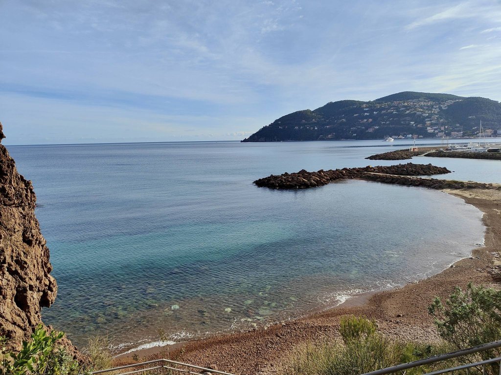 Une plage.