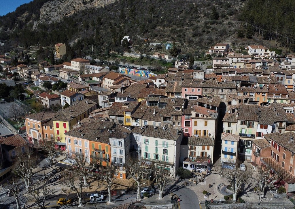 Le village de Puget Th&eacute;niers dans les Alpes Maritimes.