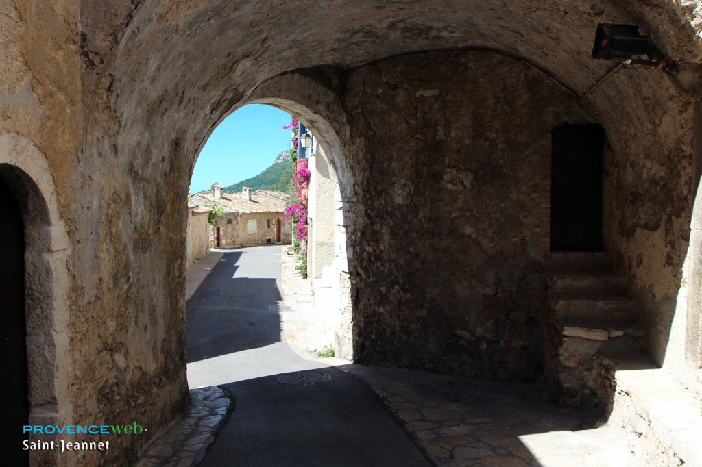 Passage sous une arche.