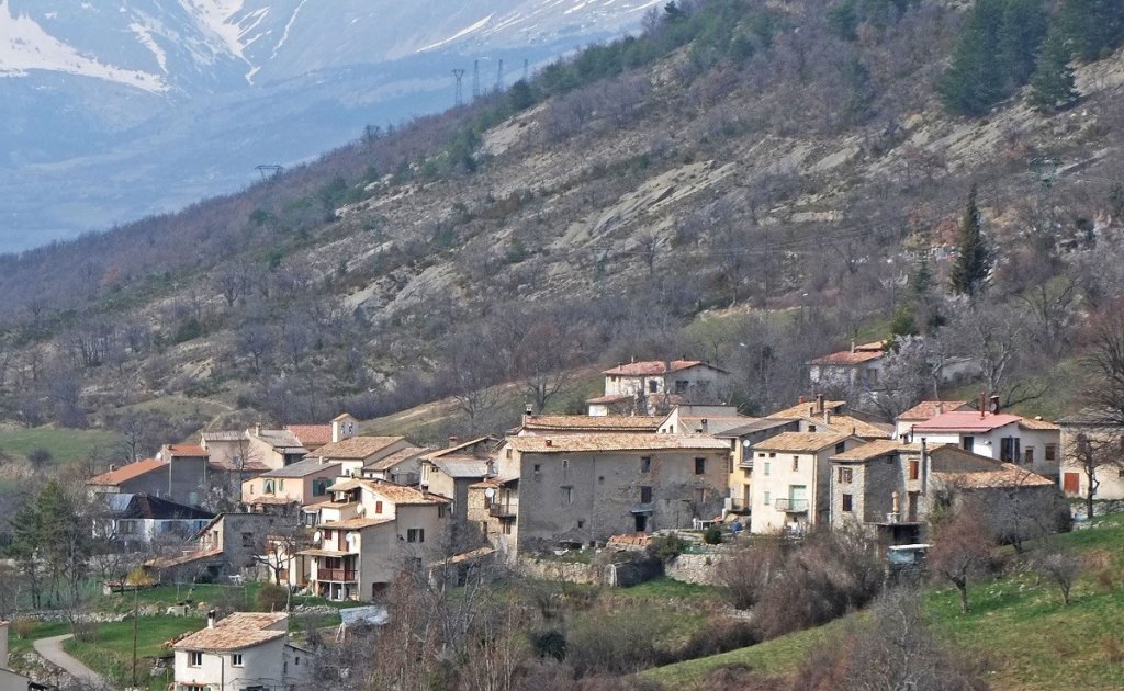 Le village de Saint L&eacute;ger dans les Alpes Maritimes (06).