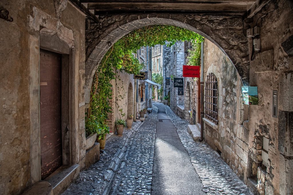 Passage vo&ucirc;t&eacute;.