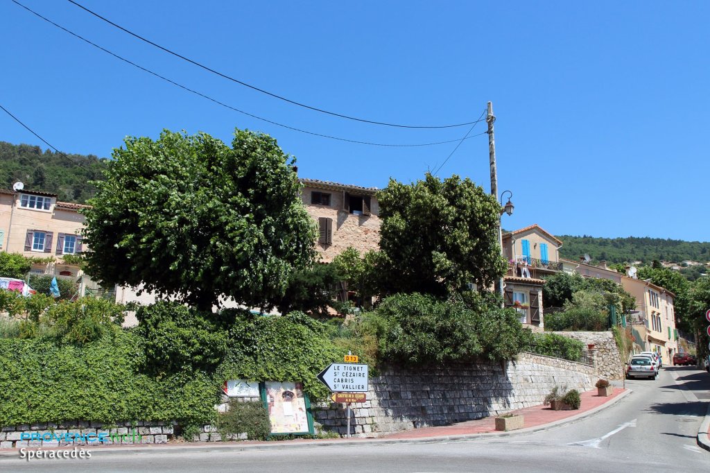 Le village de Sp&eacute;rac&egrave;des dans les Alpes Maritimes.