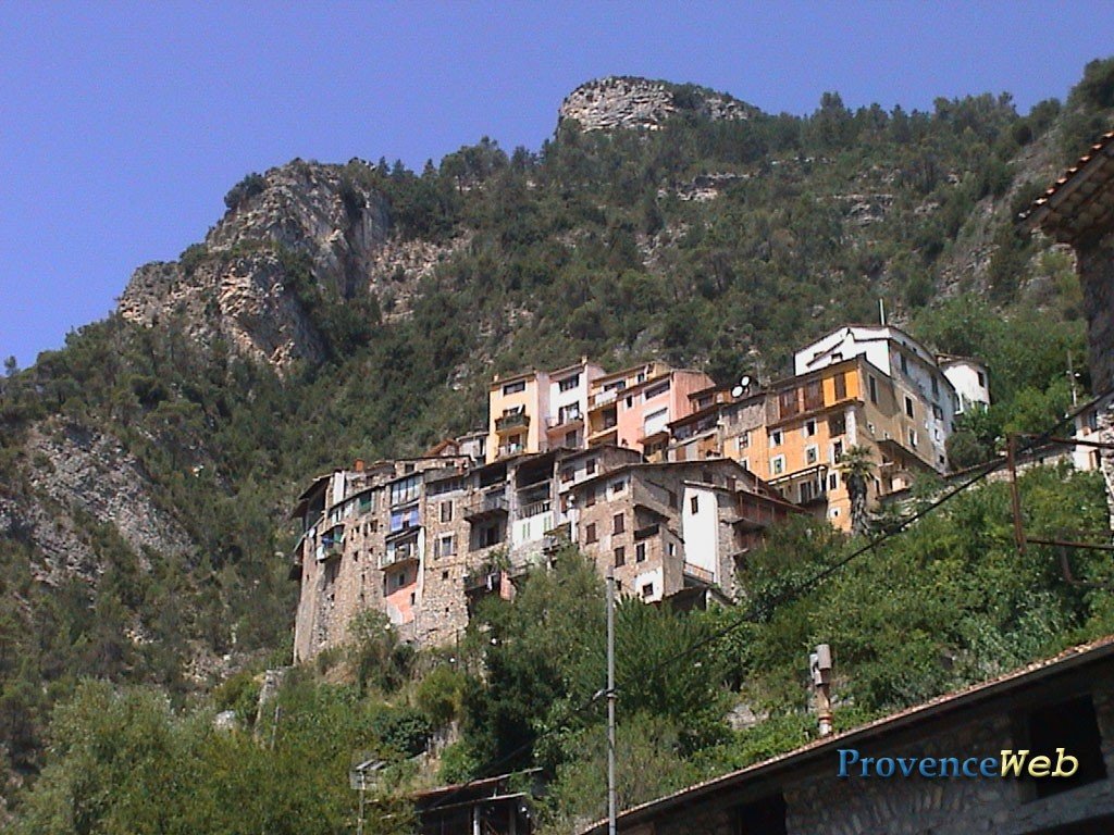 Le village de Tou&euml;t sur Var dans les Alpes Maritimes.