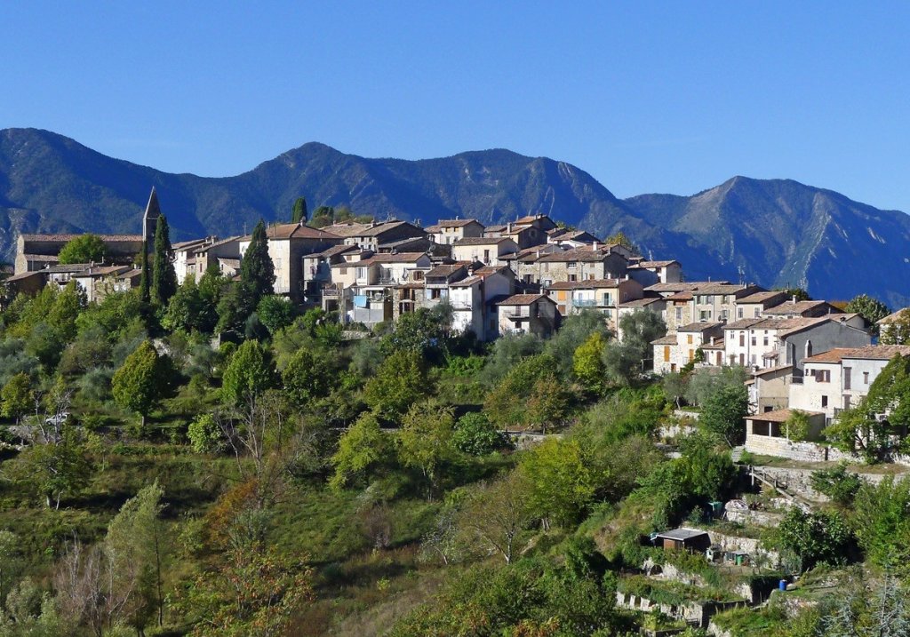 Le village de La Tour sur Tin&eacute;e dans les Alpes Maritimes.